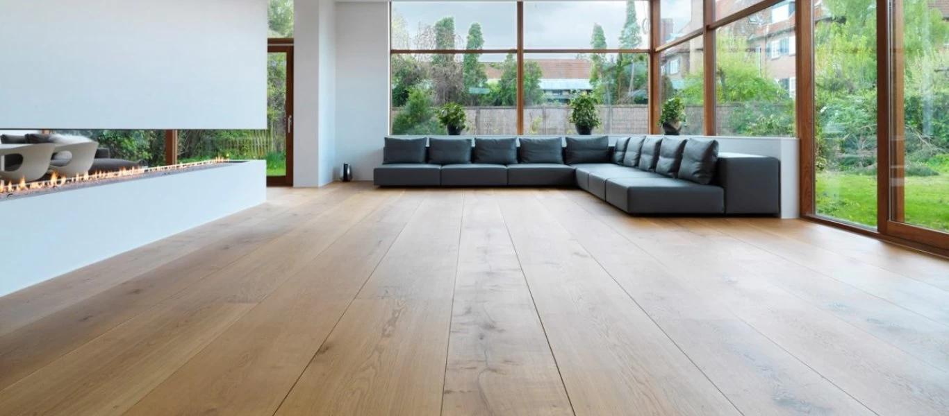 Το κόλπο που θα σας «λύσει τα χέρια»: Καθαρίστε εύκολα και γρήγορα τα ξύλινα πατώματα